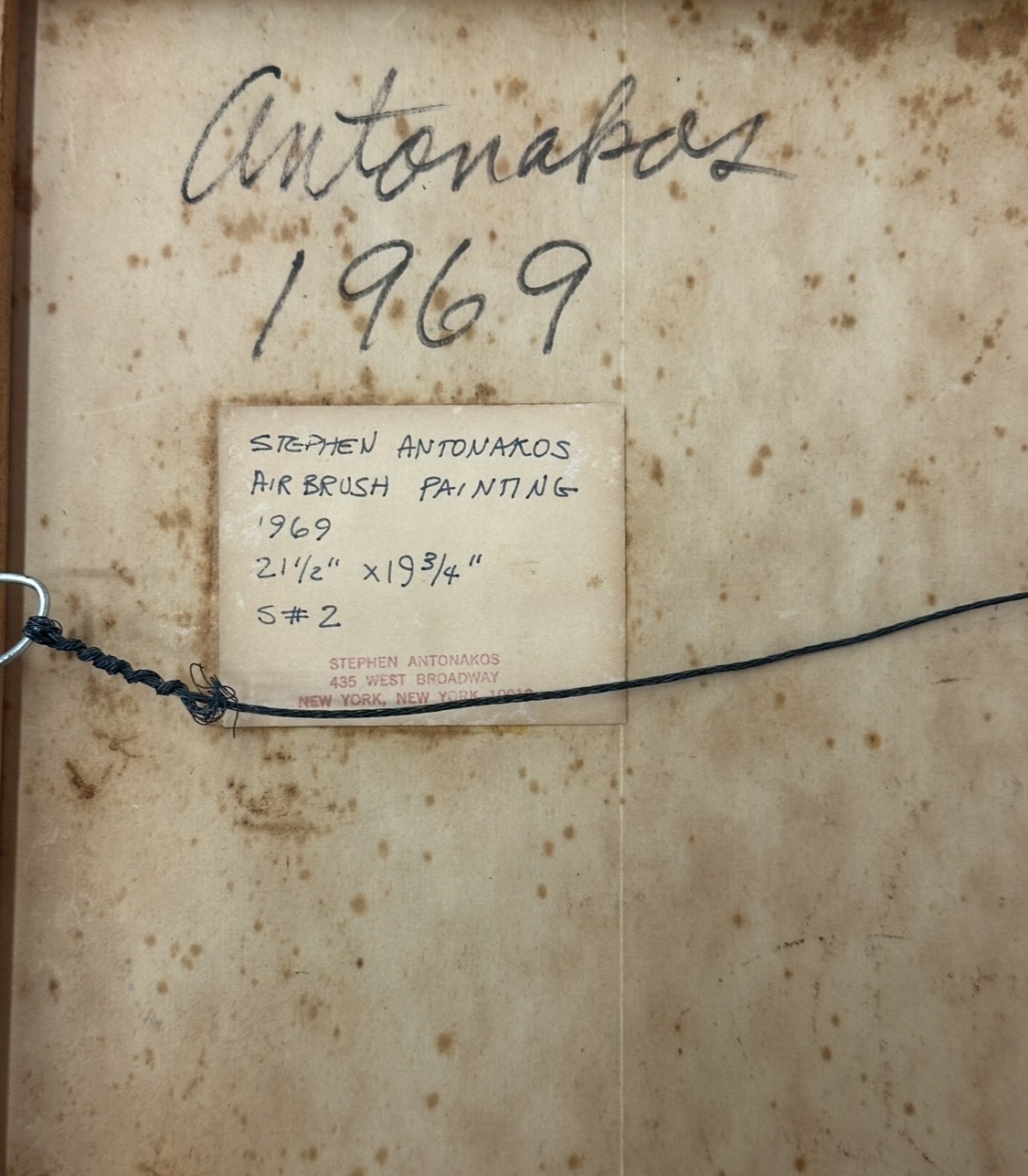 Πίσω πλευρά έργου του Στήβεν Αντωνάκου με αναγραφή, ετικέτα και ξύλινο support